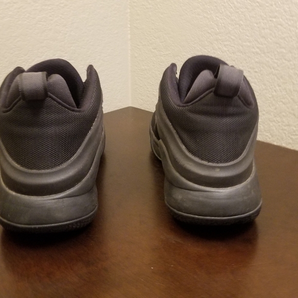 LEBRON ZOOM WITNESS MENS SIZE 10.5